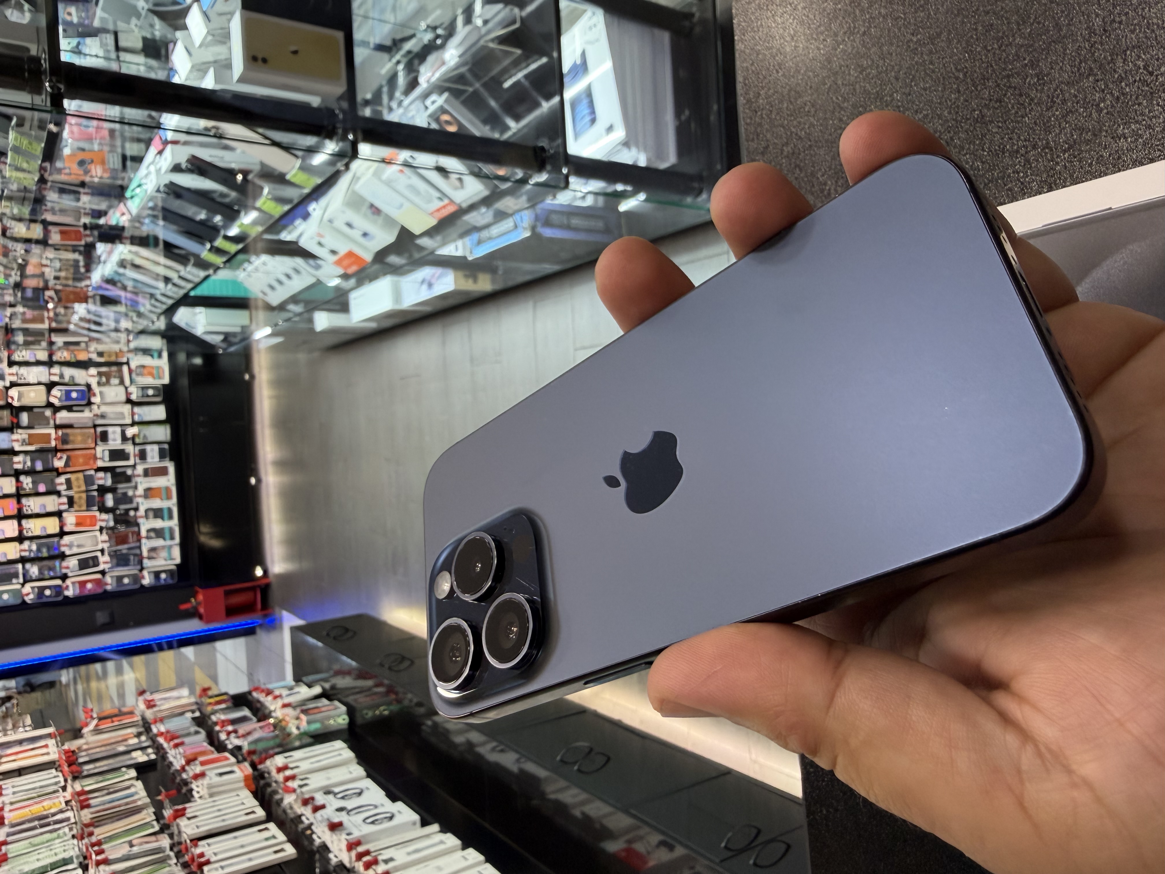 Б/У Смартфон Apple iPhone 15 Pro 256Gb Blue Titanium