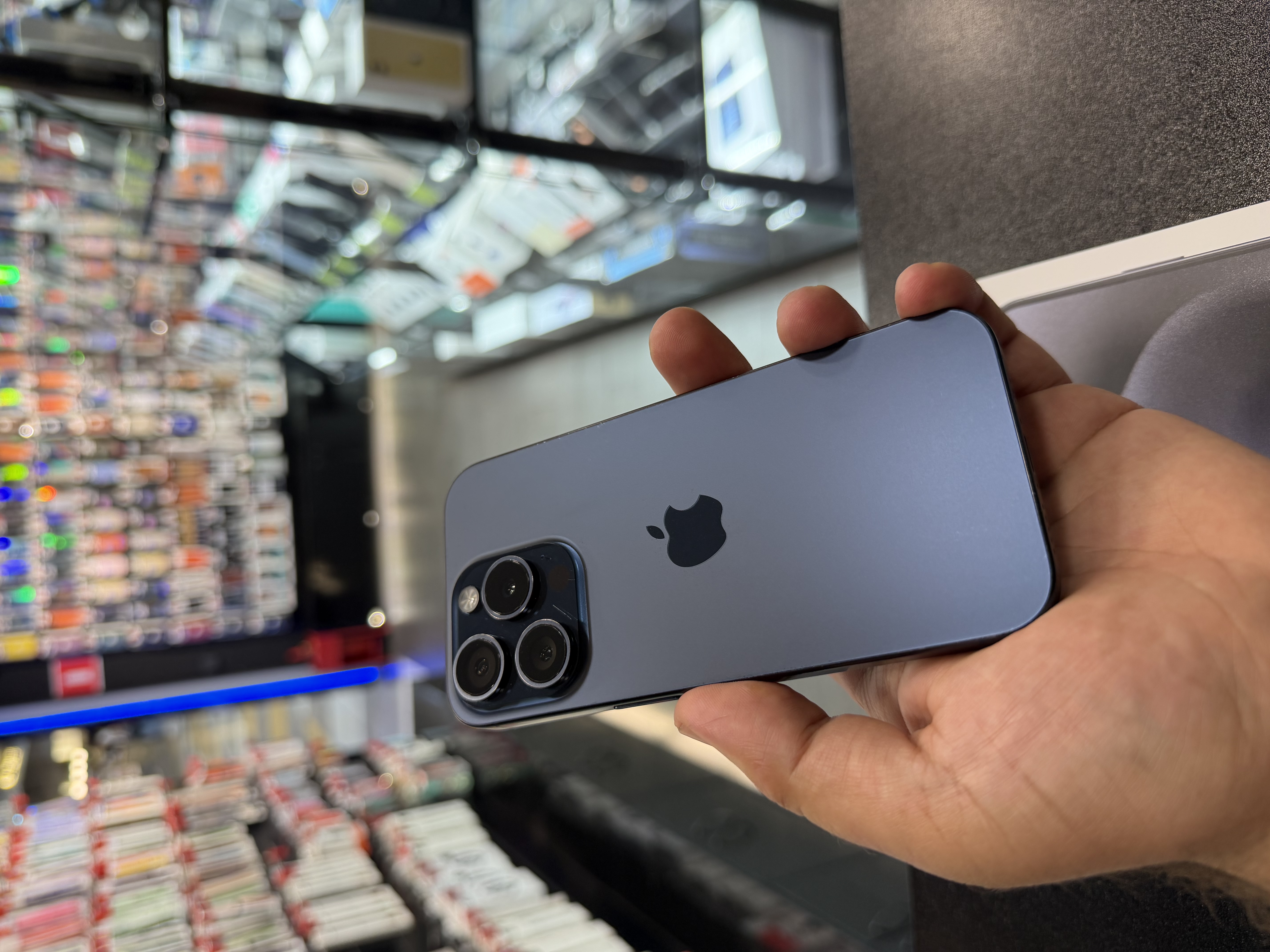Б/У Смартфон Apple iPhone 15 Pro 256Gb Blue Titanium